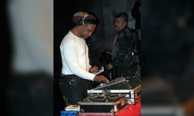 DJ Kool Herc tocando discos em evento no Bronx em 2009