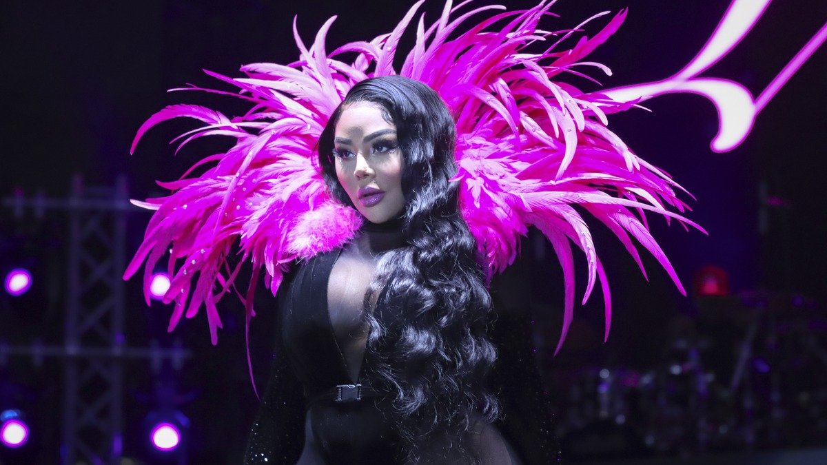 Lil’ Kim celebra 30 anos de “Hard Core” com concerto sinfônico no Brooklyn