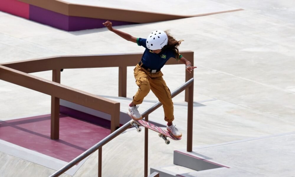 Rayssa Leal andando de skate para capa sobre título no SLS Rio de Janeiro