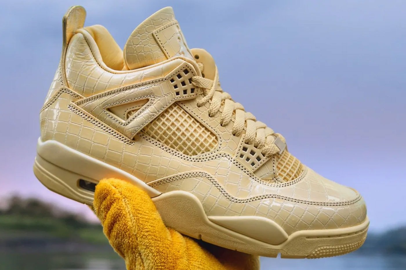Air Jordan 4 x J Balvin Amazonas em couro amarelo texturizado