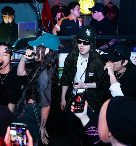 Microfone em palco representa a disputa de WL BXD no Duelo Nacional de MCs