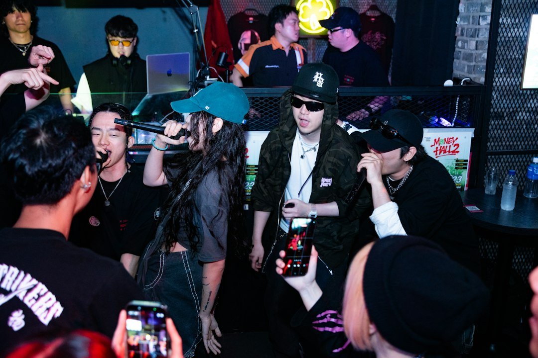 Microfone em palco representa a disputa de WL BXD no Duelo Nacional de MCs