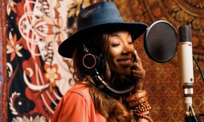 Brandy em estúdio durante gravação para A Different World