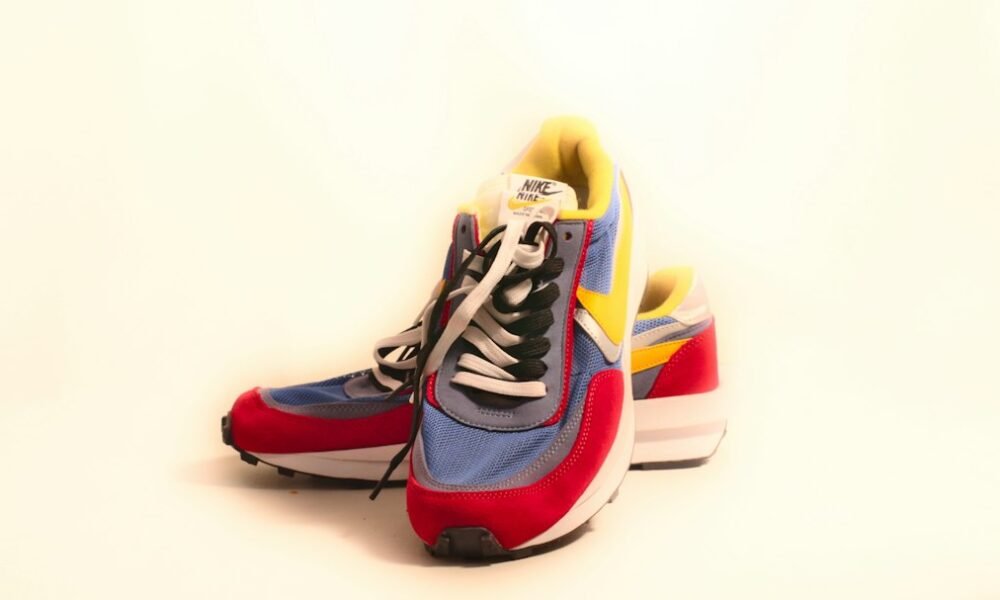 Tênis colorido representa a colaboração Carnan x ASICS com o Gel-Cumulus 16