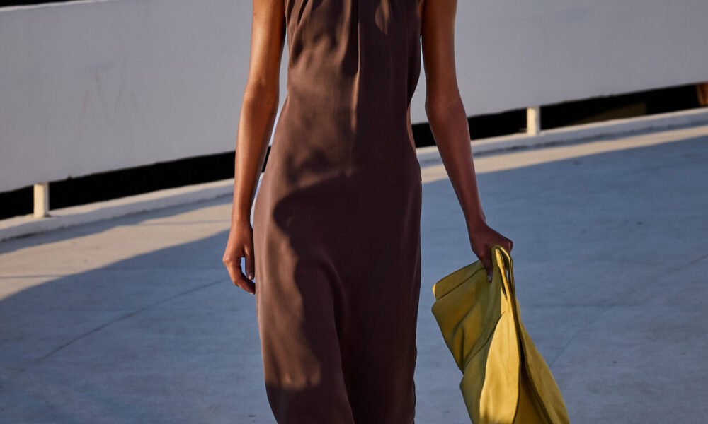 Look da Carnan verão 2027 no primeiro desfile da marca no Caminho Niemeyer