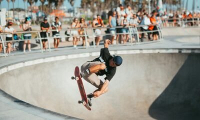 Skatista executa manobra em pista de street skate