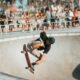 Skatista executa manobra em pista de street skate