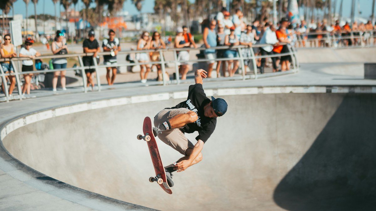 Skatista executa manobra em pista de street skate