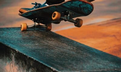 Skatista durante manobra em pista de skate