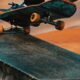 Skatista durante manobra em pista de skate