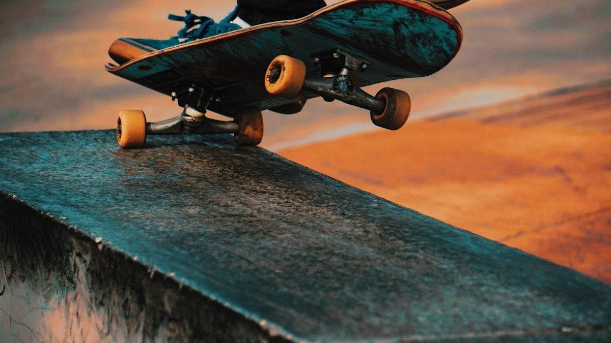 Skatista durante manobra em pista de skate