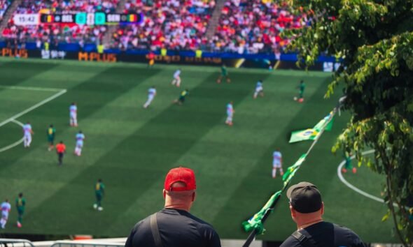 Arquibancadas de estádio representam o impacto das bets sobre o futebol brasileiro