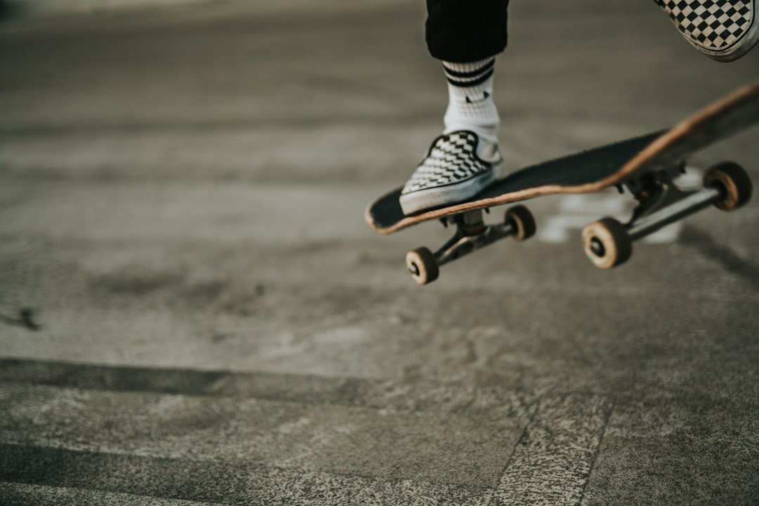 Skatista em ambiente urbano representa o calendário de collabs da HIGH Company em 2026