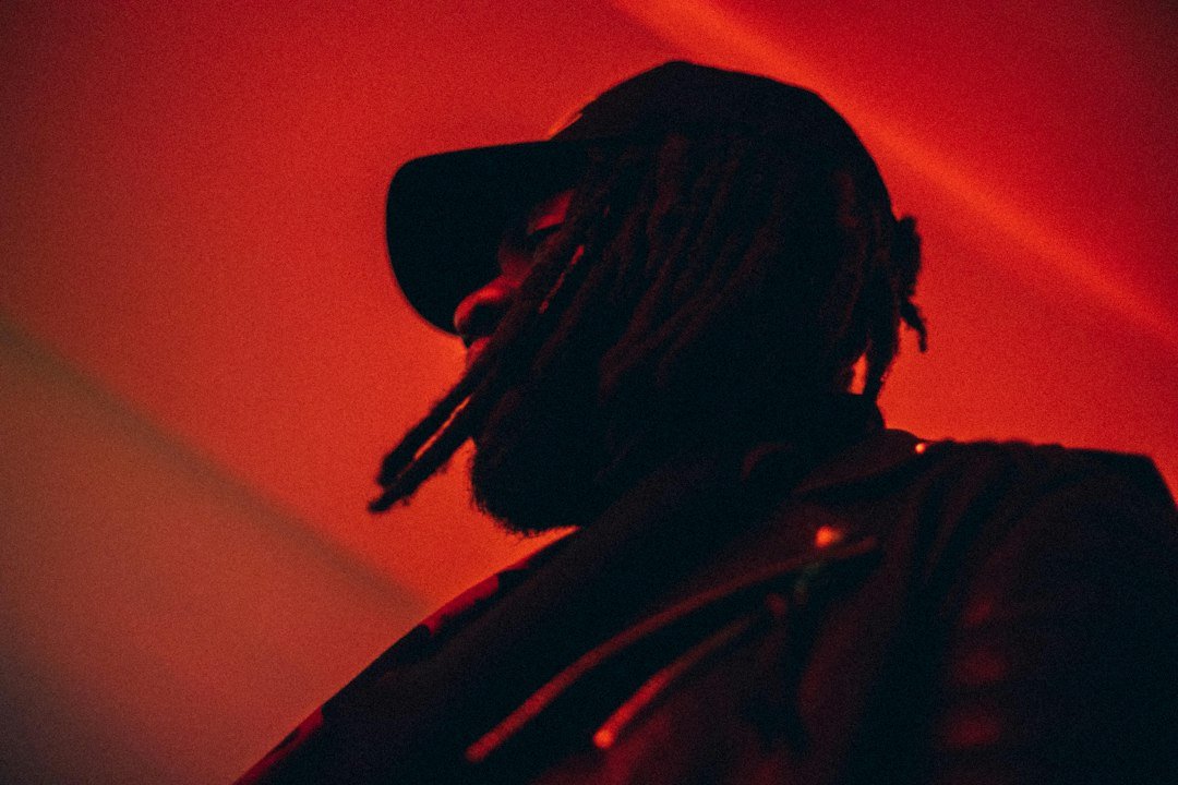Artista em estúdio representa o novo projeto MMM de Headie One