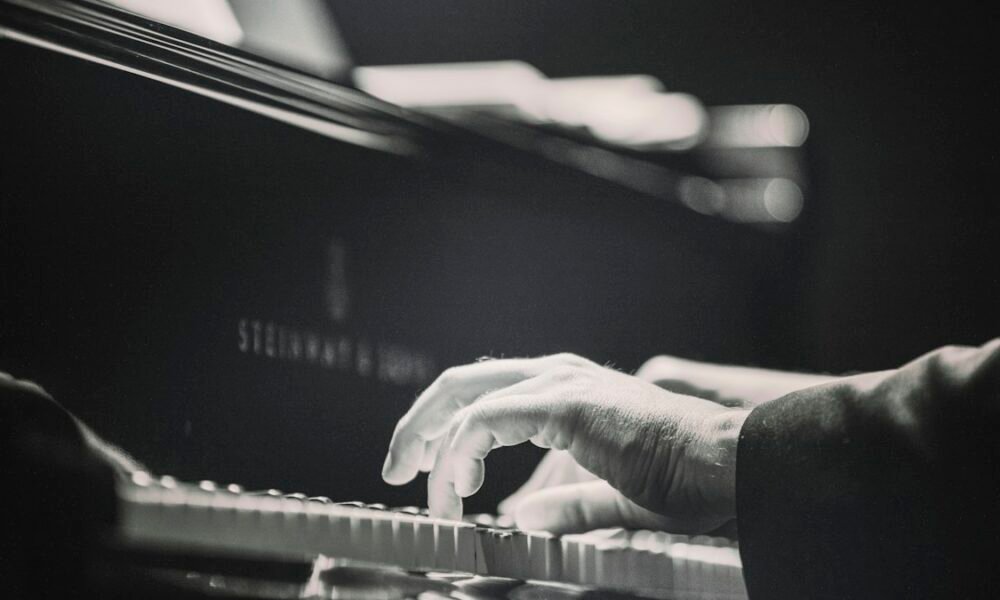 Pianista em apresentação de jazz representa o show de Jonathan Ferr no Sesc Bom Retiro