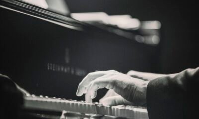 Pianista em apresentação de jazz representa o show de Jonathan Ferr no Sesc Bom Retiro