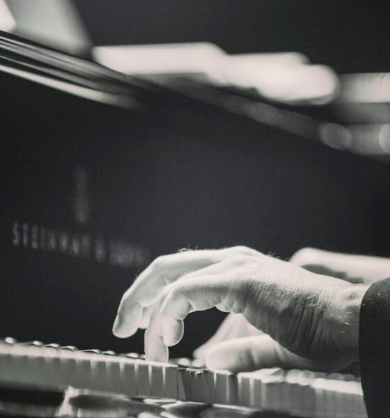 Pianista em apresentação de jazz representa o show de Jonathan Ferr no Sesc Bom Retiro