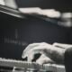 Pianista em apresentação de jazz representa o show de Jonathan Ferr no Sesc Bom Retiro
