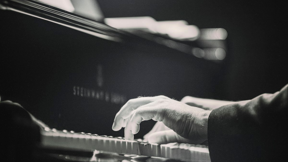 Pianista em apresentação de jazz representa o show de Jonathan Ferr no Sesc Bom Retiro