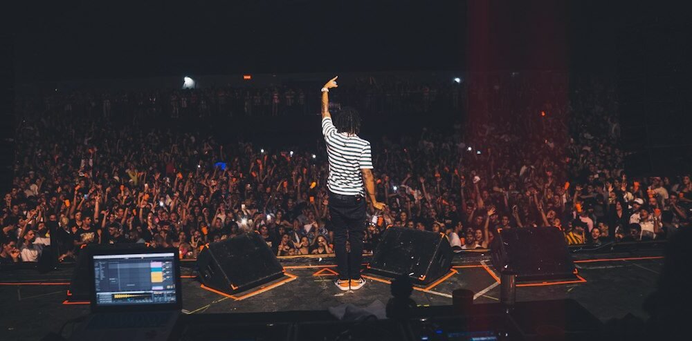 Rapper em palco representa o lançamento de ESCORPIÃO, novo álbum de MC Cabelinho