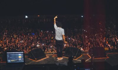 Rapper em palco representa o lançamento de ESCORPIÃO, novo álbum de MC Cabelinho