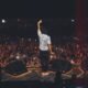 Rapper em palco representa o lançamento de ESCORPIÃO, novo álbum de MC Cabelinho