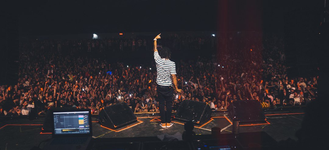 Rapper em palco representa o lançamento de ESCORPIÃO, novo álbum de MC Cabelinho