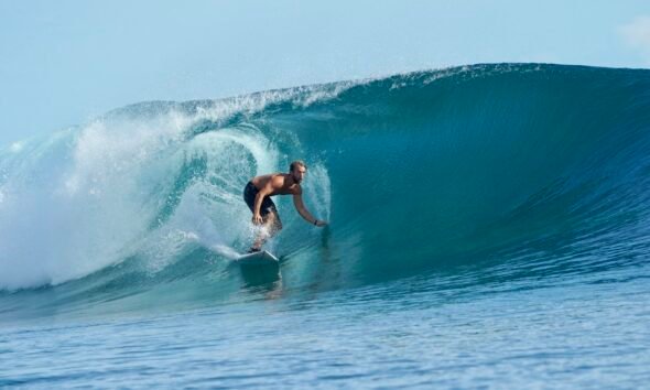 Surfista em onda representa a etapa do Challenger Series em Maresias