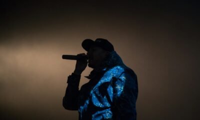 Rapper se apresenta ao microfone em um palco