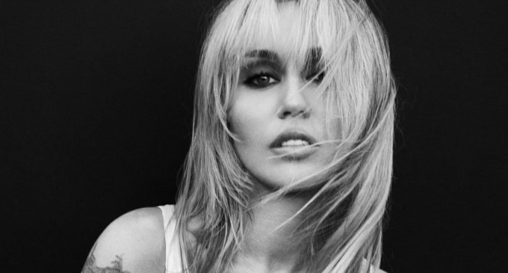 Miley Cyrus na era do álbum Bass Persuades em 2026