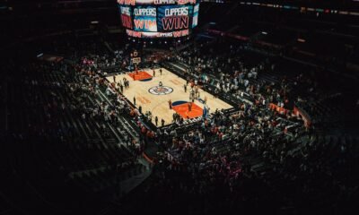 Quadra de basquete em arena antes de uma partida