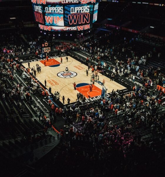 Quadra de basquete em arena antes de uma partida
