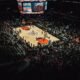 Quadra de basquete em arena antes de uma partida
