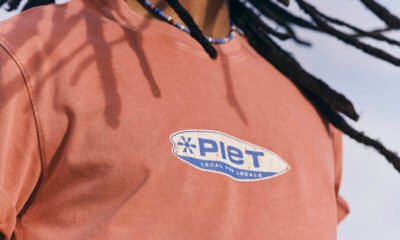 Modelo veste peça da segunda colaboração PIET x Pool inspirada no surfwear dos anos 2000