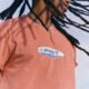 Modelo veste peça da segunda colaboração PIET x Pool inspirada no surfwear dos anos 2000