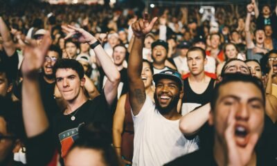Público em show de rap representa a apresentação musical de Seven Trumpets