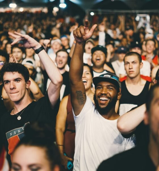 Público em show de rap representa a apresentação musical de Seven Trumpets