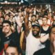 Público em show de rap representa a apresentação musical de Seven Trumpets