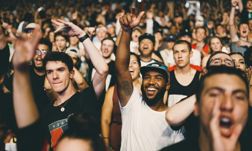 Público acompanha apresentação de hip-hop ao vivo