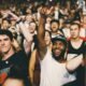 Público acompanha apresentação de hip-hop ao vivo