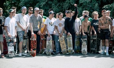 Skatistas com seus shapes representam o SLS Super Crown 2026 em São Paulo