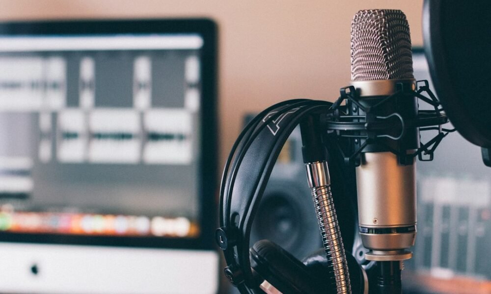 Estúdio com microfone e fones representa produção e monetização de videocasts