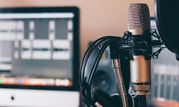 Estúdio com microfone e fones representa produção e monetização de videocasts
