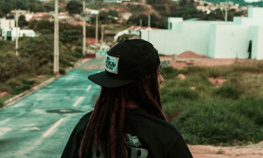Cena urbana brasileira representa a expansão do streetwear nacional em 2026