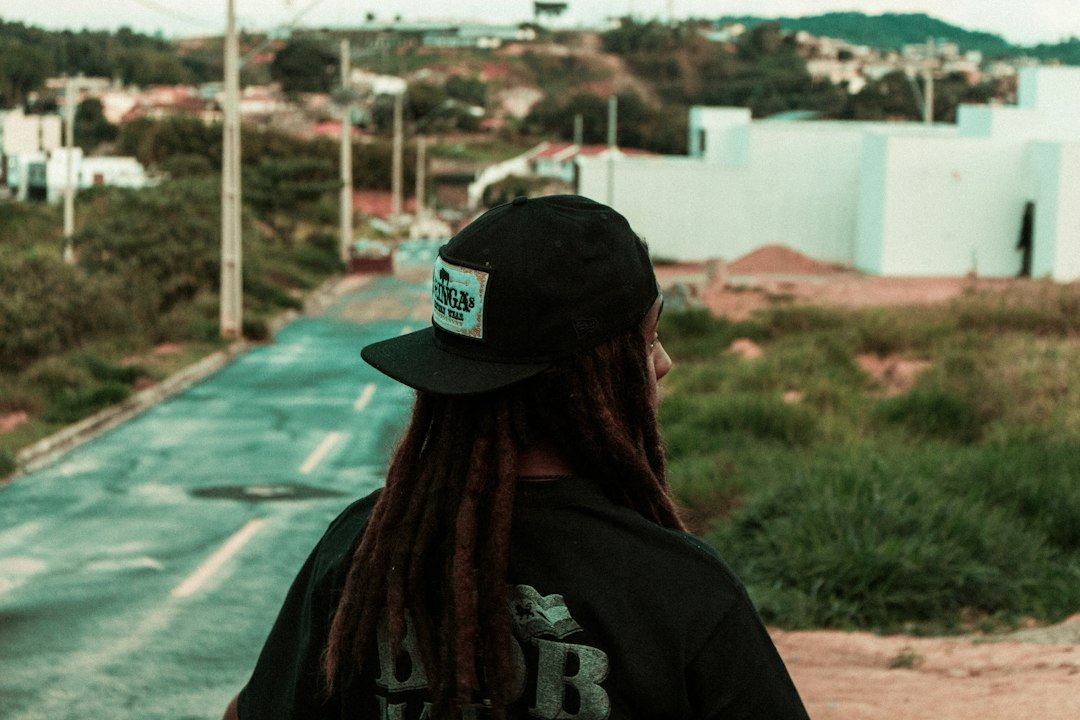 Cena urbana brasileira representa a expansão do streetwear nacional em 2026