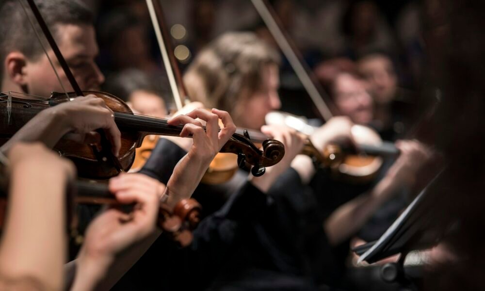Violinistas em apresentação ao vivo representam a linguagem musical de Sudan Archives