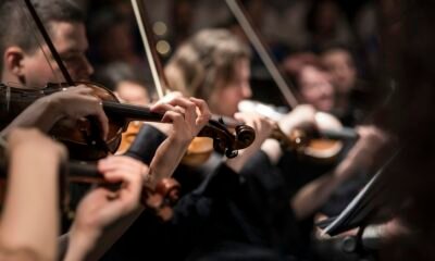 Violinistas em apresentação ao vivo representam a linguagem musical de Sudan Archives