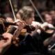 Violinistas em apresentação ao vivo representam a linguagem musical de Sudan Archives