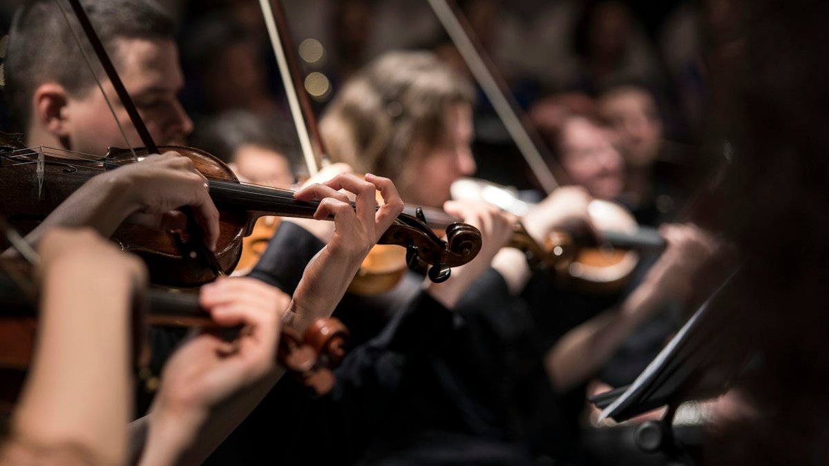 Violinistas em apresentação ao vivo representam a linguagem musical de Sudan Archives