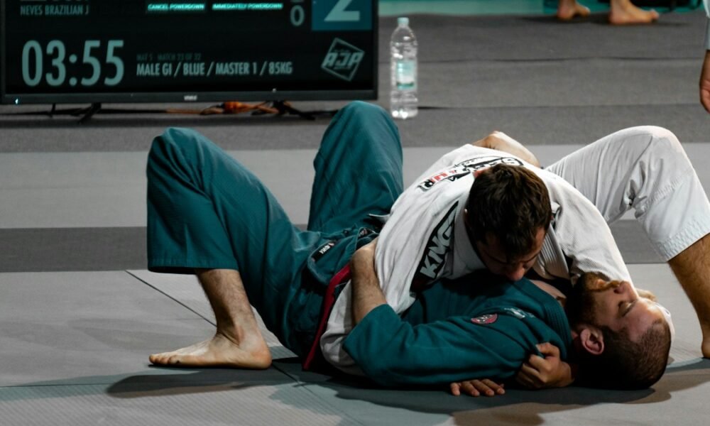 Atletas durante combate de jiu-jitsu
